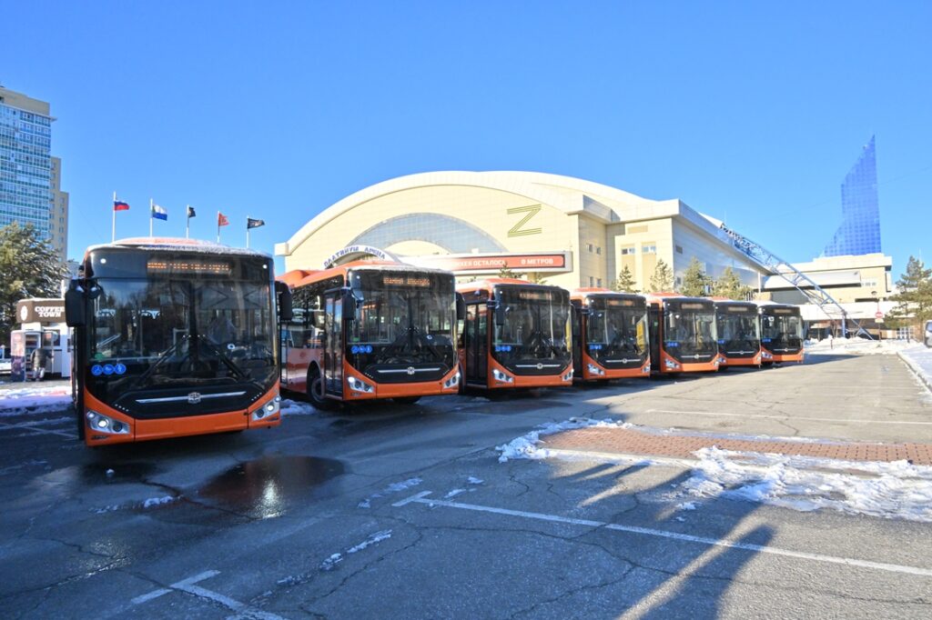 Автобус мандаринового цвета