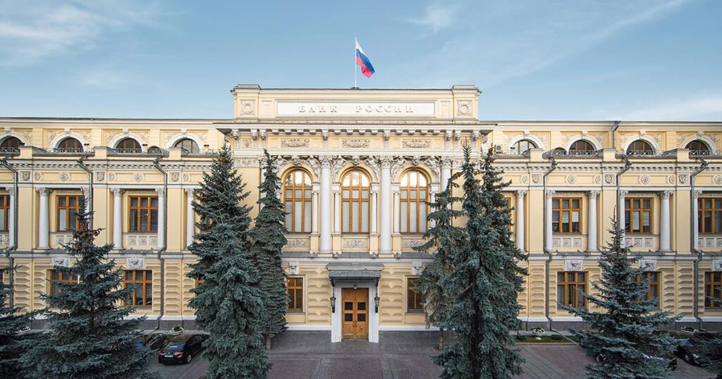 После прекращения ЦБ закупки валюты на внутреннем рынке, доллар подорожал почти на 3 рубля