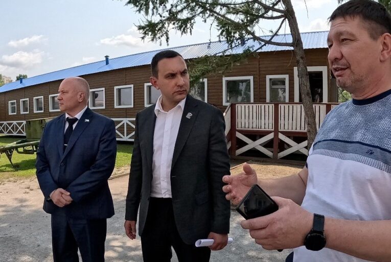 Поддержка для каждого: депутаты ЕР провели марафон добрых дел накануне Дня семьи