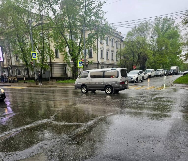 Не опять, а снова: заммэра оштрафовали за состояние дорог в Хабаровске