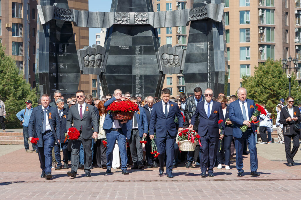 Энергетики Хабаровского края почтили память героев у Вечного огня