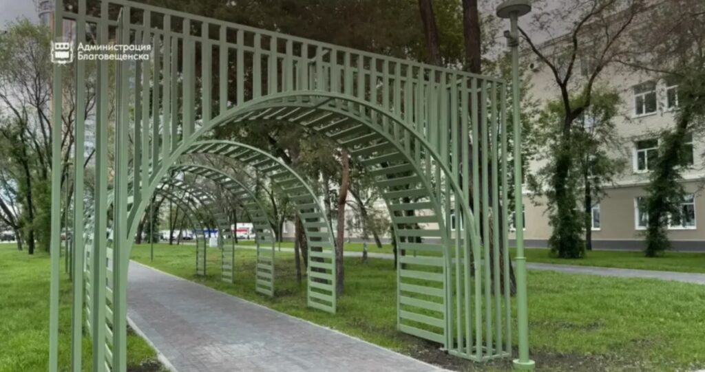 В Благовещенске благоустроили сквер и спортплощадку