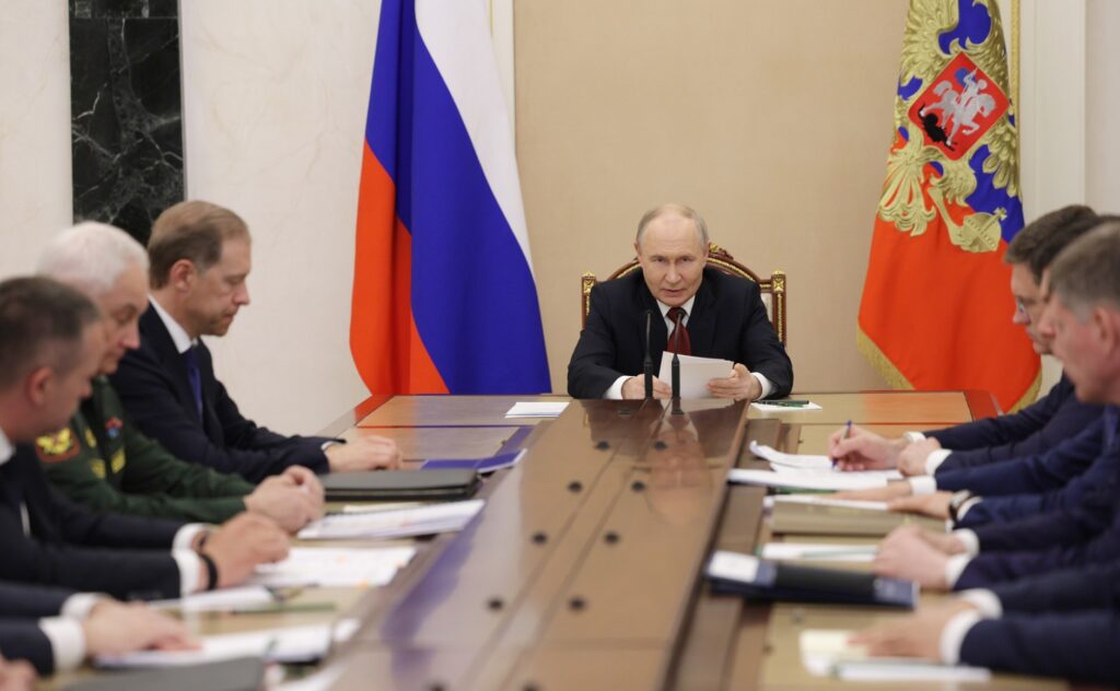 Путин провел совещание по обеспечению топливом внутреннего рынка