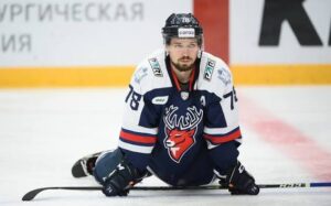 хоккей кручинин амур